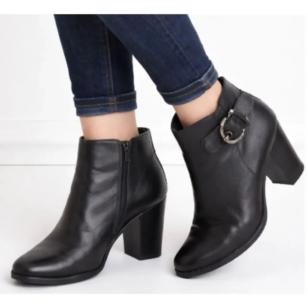 Stuart Weitzman black leather square toe bootie size 8.5